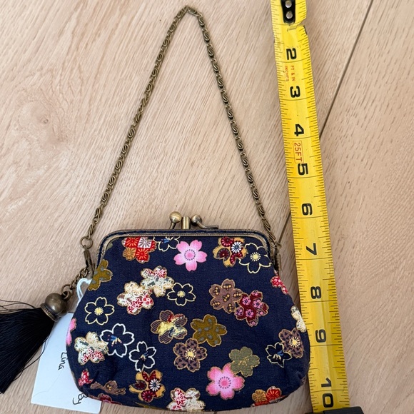 NWT handmade Floral Embroidered purse w/ bronze kiss lock frame and chain strap